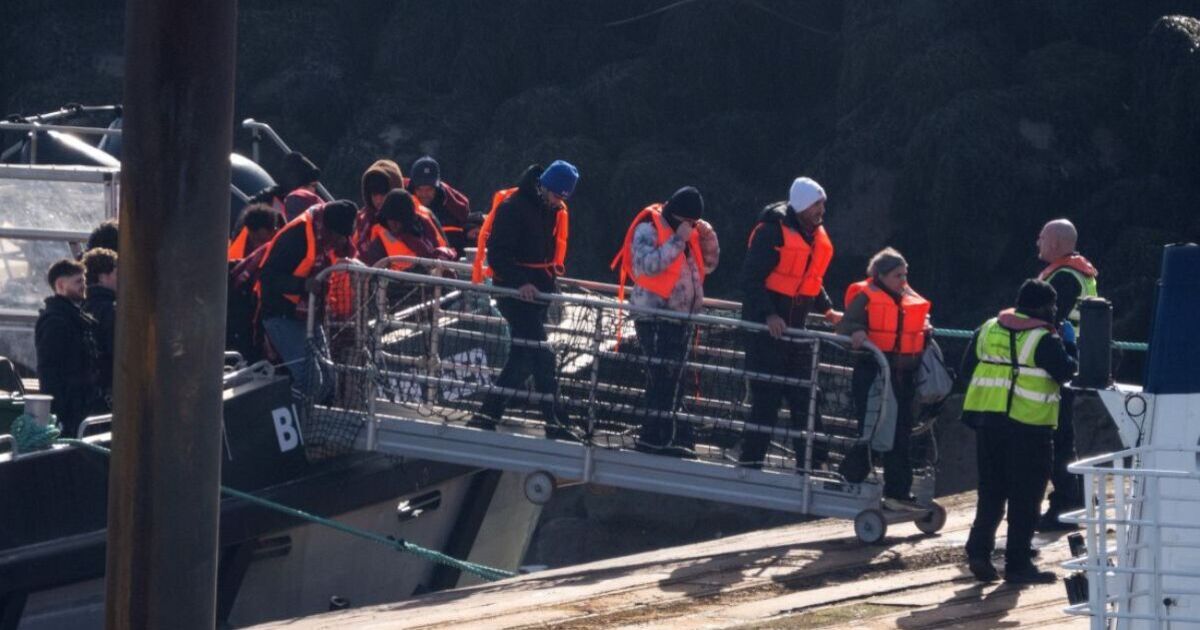 Migrant fury as '450' cross Channel right now as rescue boats dock in UK | Politics | News