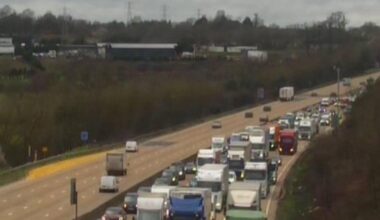 M25 traffic: Police swarm area after fatal crash as all lanes shut down | UK | News