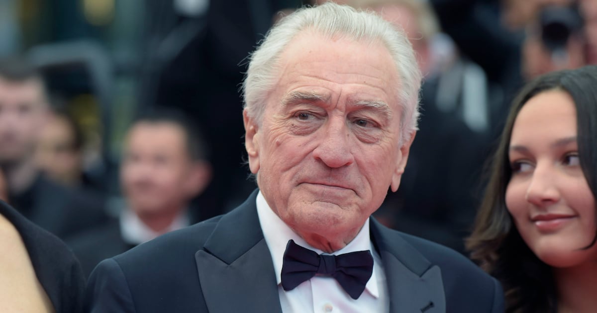 De Niro Urges Trump's Removal Amid Emotional Appeal - 조선일보