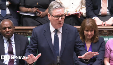 Sir Keir Starmer speaks in the Commons at Prime Minister's Questions. He wears a navy jacket, a white shirt and a navy tie.