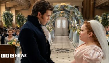 Luke Thompson as Benedict Bridgerton, Yerin Ha as Sophie Baek in episode 401 of Bridgerton. Cr. Liam Daniel/Netflix