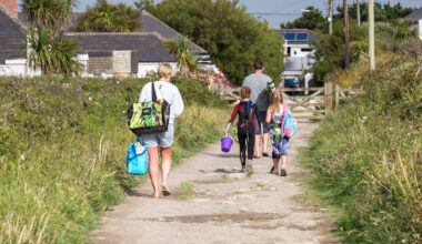 Four million UK households in work ‘not earning enough for decent life’