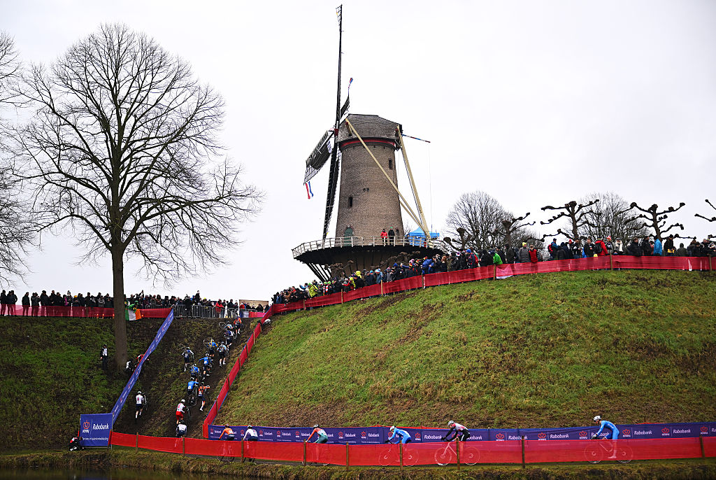 HULST, NETHERLANDS - FEBRUARY 01: A general view of the peloton competing during 77th UCI Cyclo-Cross World Championships 2026 - Men&amp;apos;s Junior / #UCIWT / on February 01, 2026 in Hulst, Netherlands. (Photo by Luc Claessen/Getty Images)