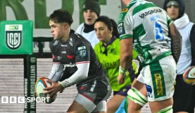 United Rugby Championship: Scarlets draw at Benetton while Glasgow defeat Munster