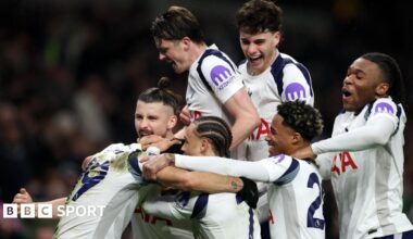 Premier League: Tottenham draw with Manchester City after dramatic win for Manchester United