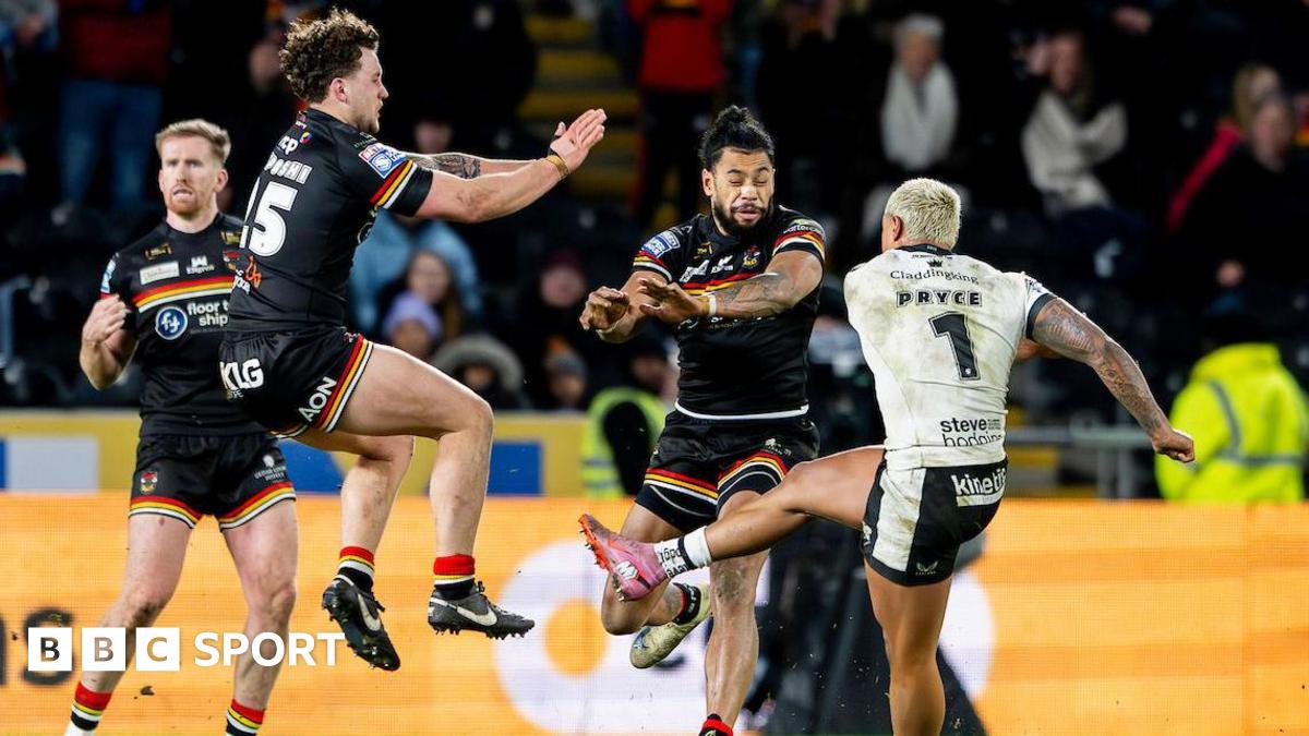 Bradford Bulls defenders try in vain to stop Will Pryce's drop goal attempt