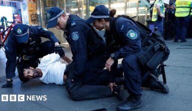 Anas Sarwar standing next to Sir Keir Starmer at a Labour Party event. Sarwar is wearing a white shirt and red tie and has his hand on the shoulder of Starmer, who is wearing a white shirt, a blue jacket and black-rimmed glasses.