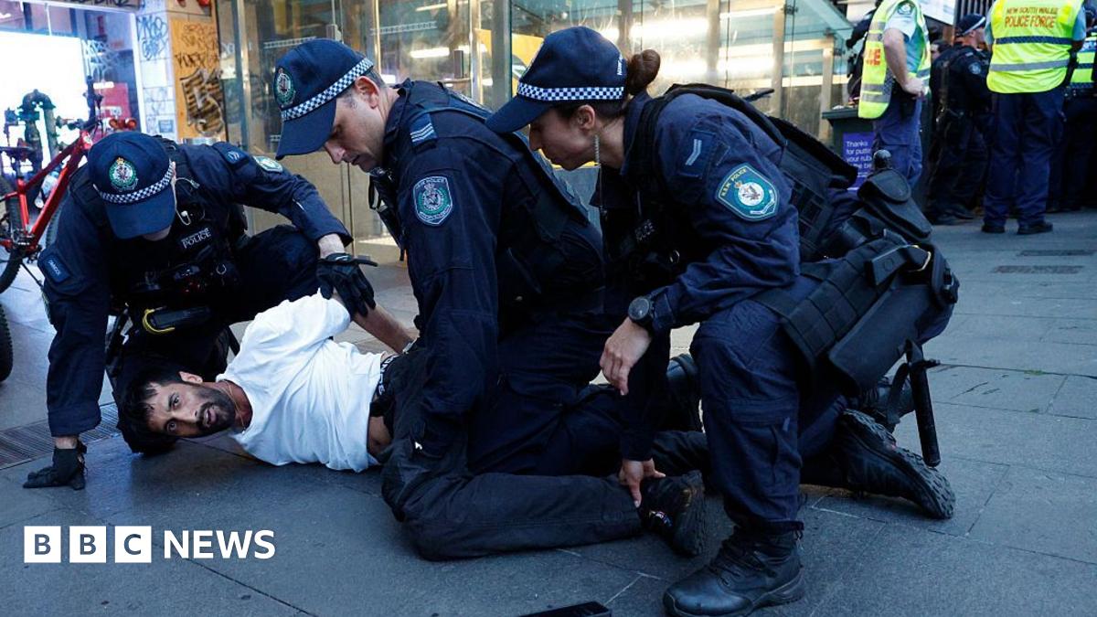 Anas Sarwar standing next to Sir Keir Starmer at a Labour Party event. Sarwar is wearing a white shirt and red tie and has his hand on the shoulder of Starmer, who is wearing a white shirt, a blue jacket and black-rimmed glasses.