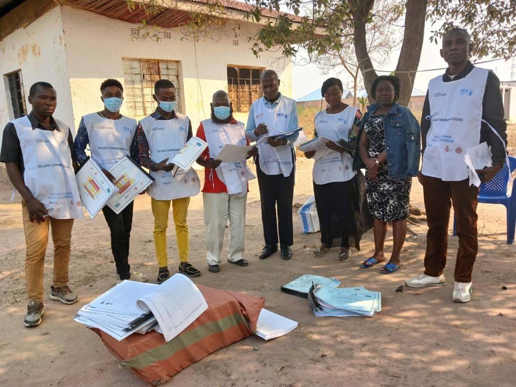 CHWs in Haut Lomami in the Baka health zone, DRC, receive community record books and work coats for community engagement and household visits. Credit: Mwema Banza