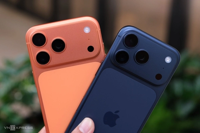 iPhone 17 Pro Max (orange) and iPhone 17 Pro. Photo by VnExpress/Tuan Hung