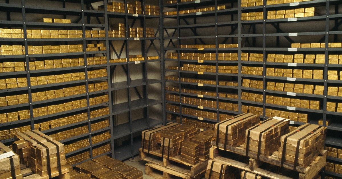 Gold is surging and African central banks play both sides