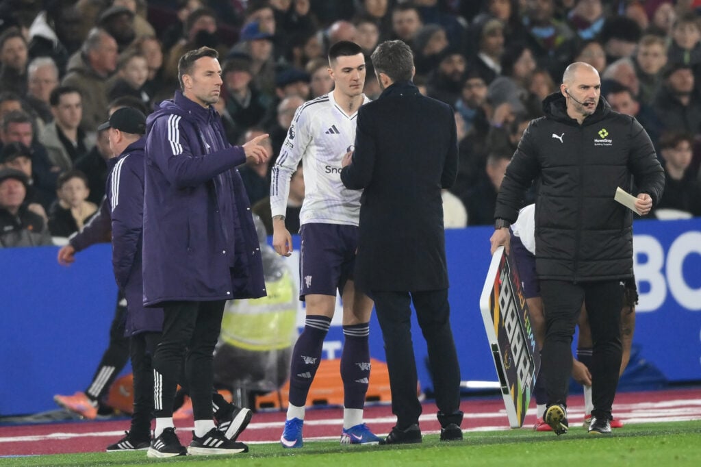 Michael Carrick giving instructions to Benjamin Sesko
