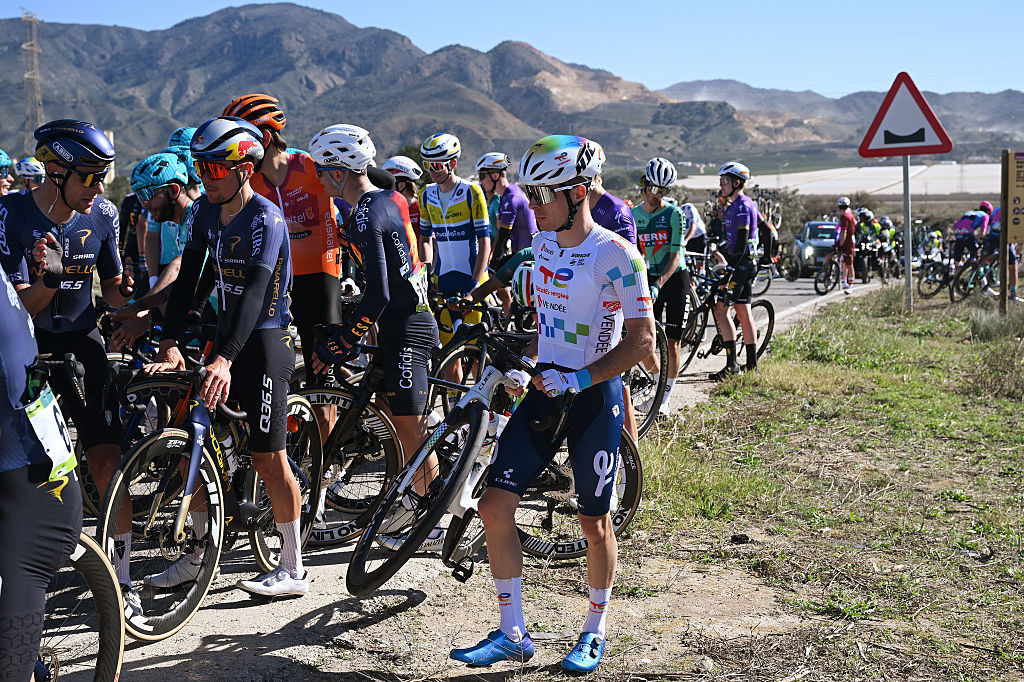 Vuelta a Murcia 2026: Riders dismounted after the initial neutralisation of stage 2