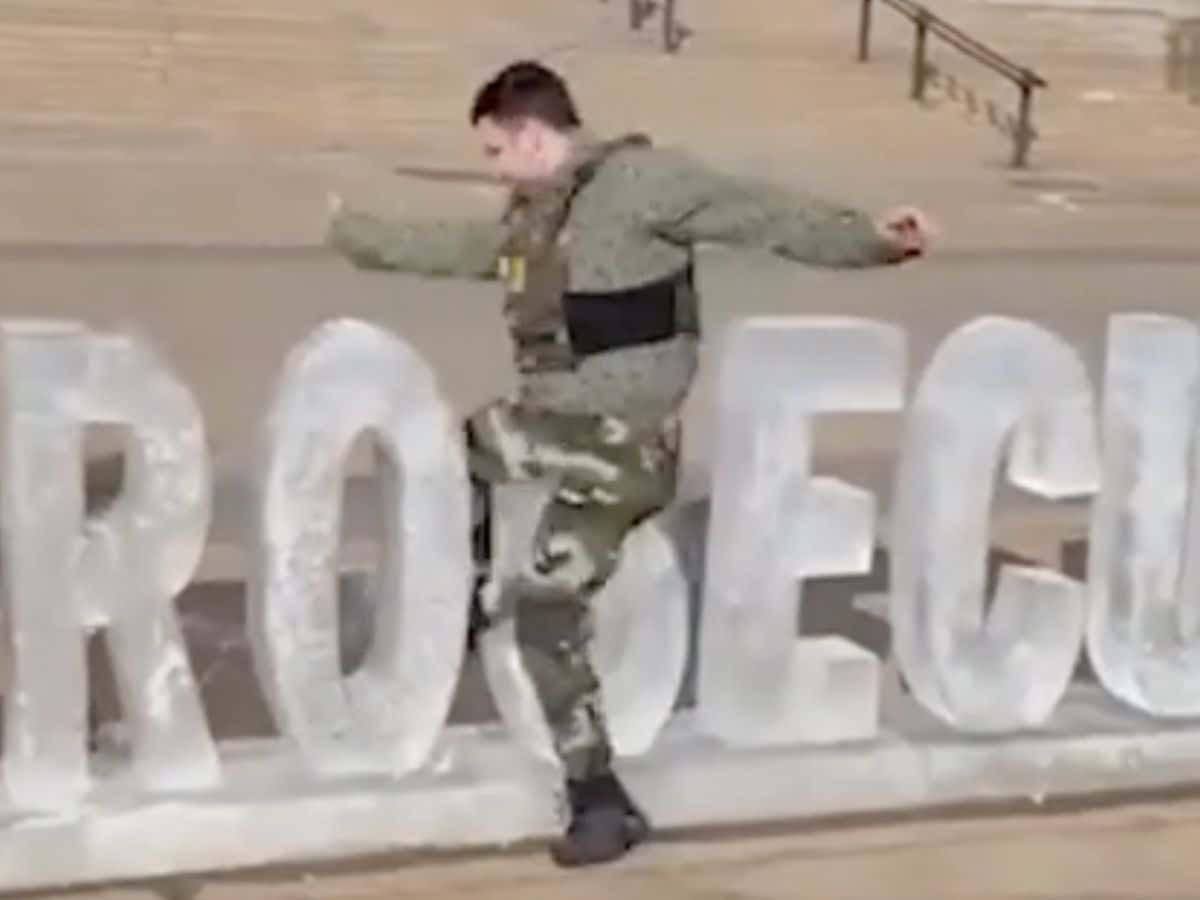 ICE sculpture hilariously destroyed by Trump goon