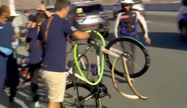 Jakobsen crashes heavily as tyre, insert blown off mini hook rims