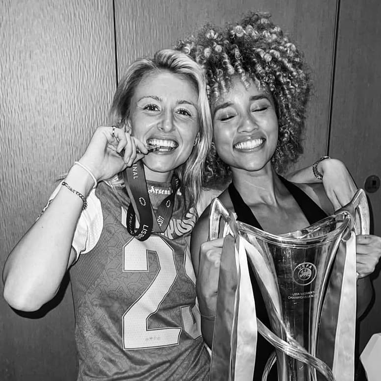 Leah Williamson & Elle Smith