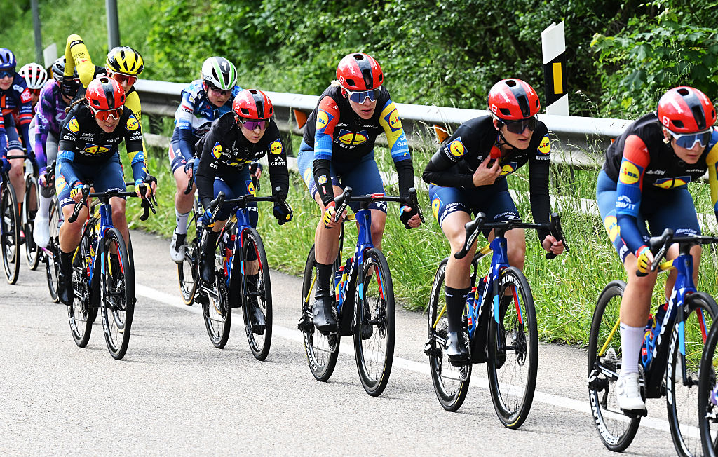Henderson (1-R) ahead of Lidl-Trek's Van Dijk (3-R) and other teammates during stage 7 of the 2025 Vuelta Femenina