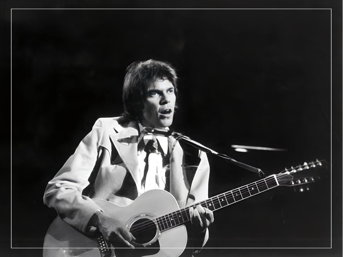 Neil Young - Live -Young - Far Out Magazine