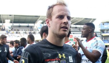 Ex-England full-back Nick Abendanon earns new deal