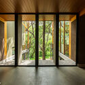 © Silueta Amarilla+SAJAESCA House in the Woods / Espinoza Carvajal Arquitectos - Image 4 of 23