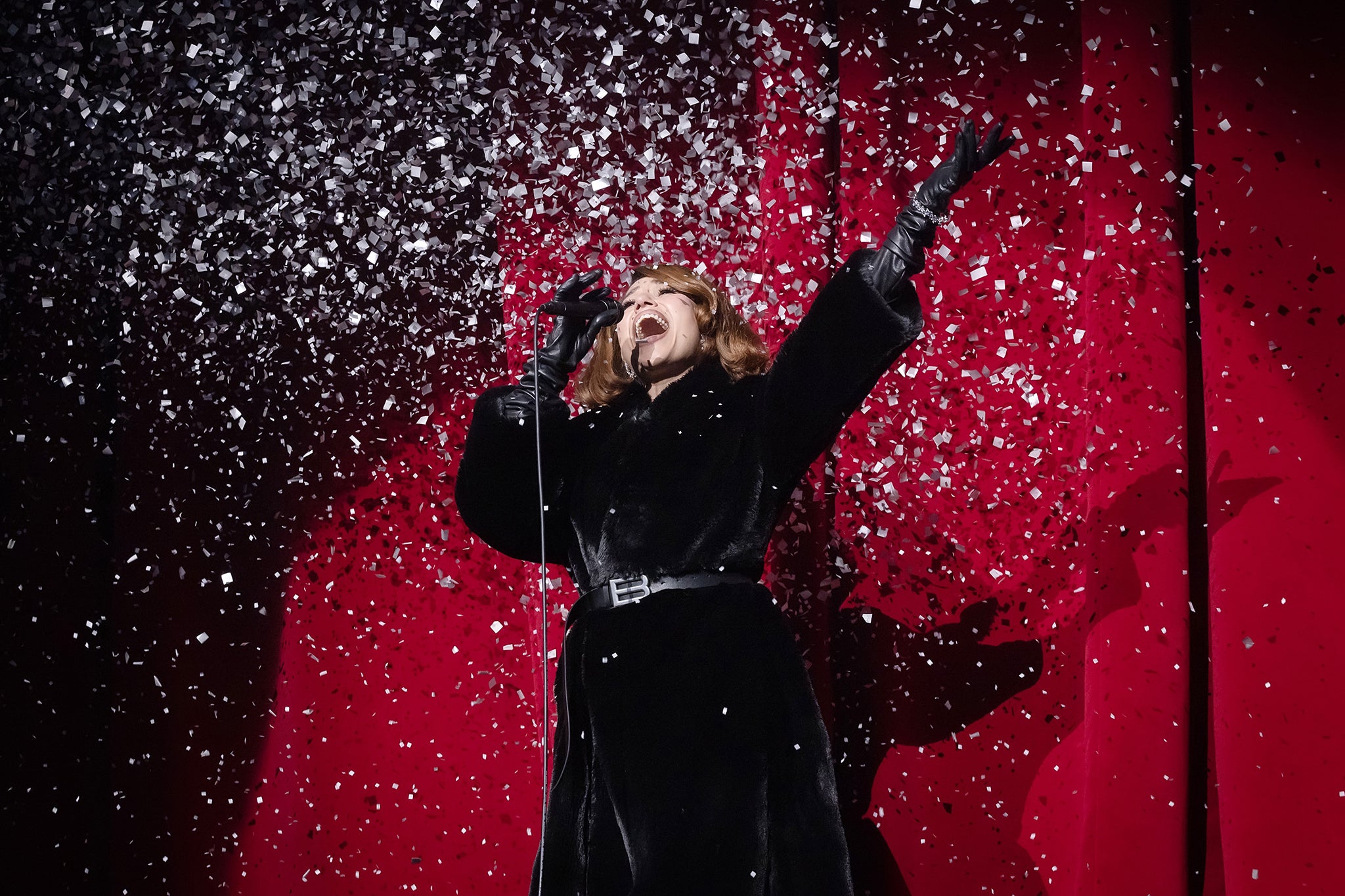 That old razzle-dazzle: RAYE performs during her 2026 tour