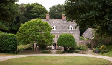 An 18th-century country house by the sea becomes a charming weekend retreat