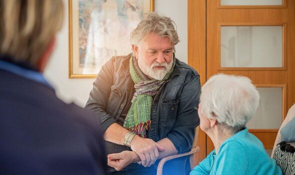 Si speaks to an elderly lady Si speaks to an elderly lady