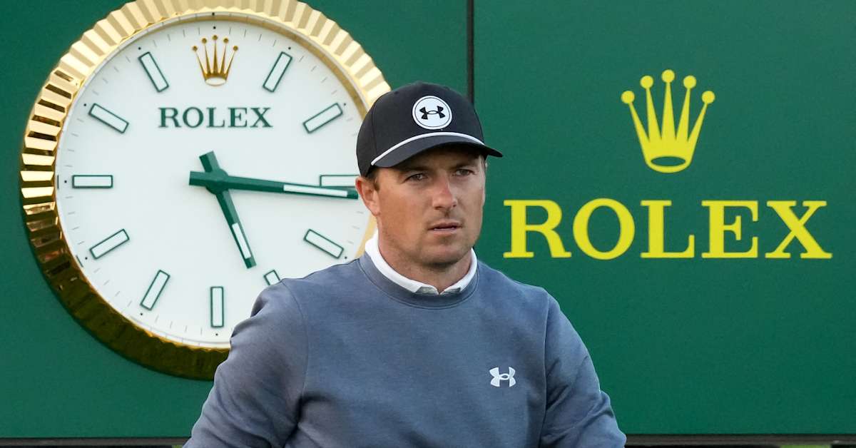 Signature Scroll: Stars left searching at Riviera