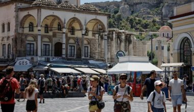 Fewer nights, less spending | eKathimerini.com