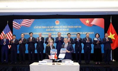 Vietnam and U.S. government officials joined Stephanie Pope, president and CEO of Boeing Commercial Airplanes, and Dang Ngoc Hoa, chairman of the Board of Directors of Vietnam Airlines, at a ceremony in Washington, D.C. today to announce an order for 50 737 MAX airplanes.