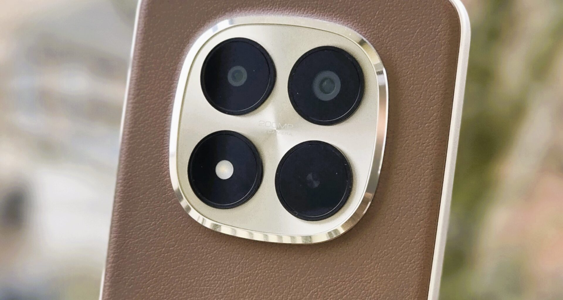 One of the best mid-range camera phones thanks to 200MP? Xiaomi Redmi Note 15 Pro Plus vs Galaxy S25 Ultra