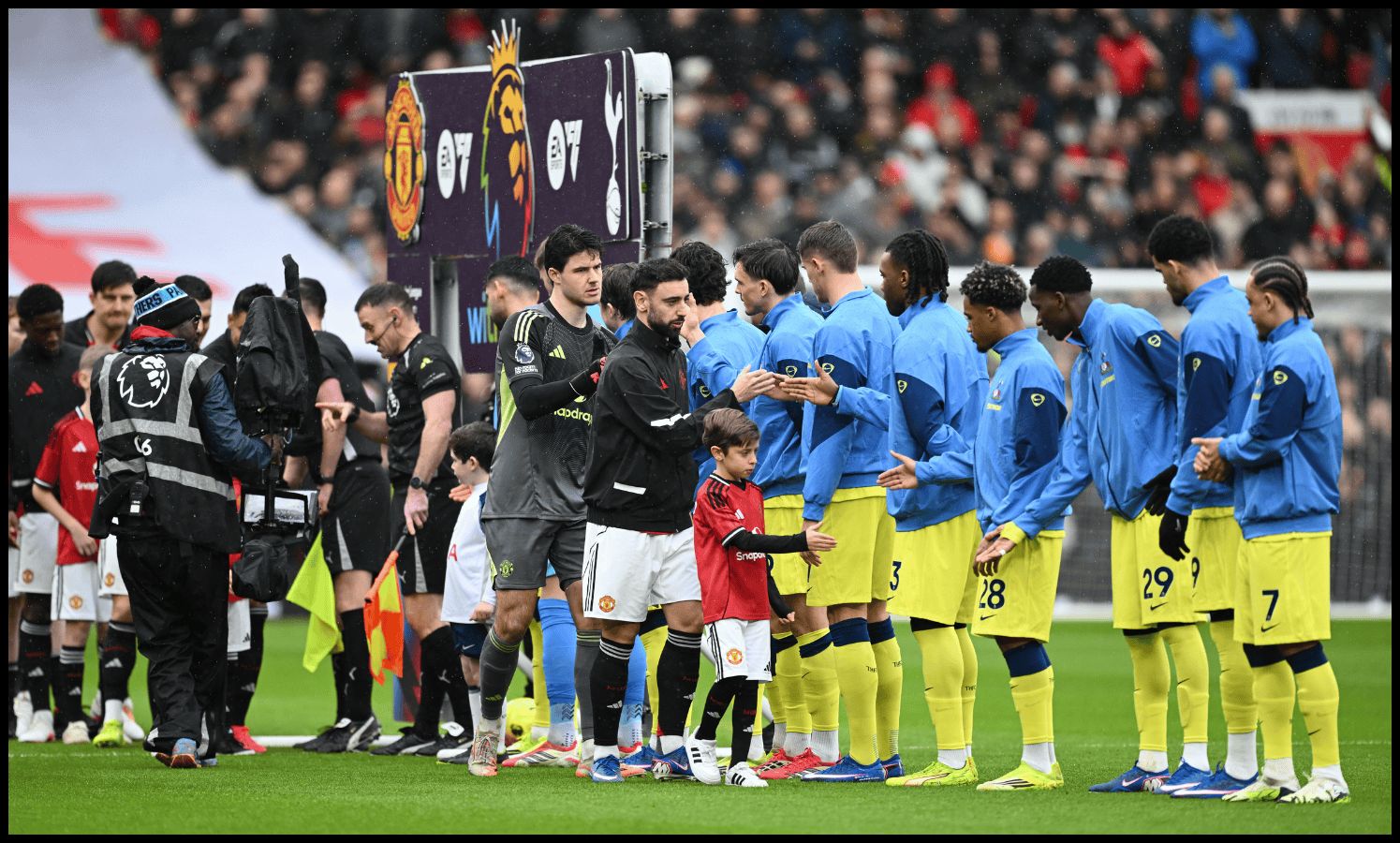 Man United and Spurs players shake hands before kick-off.