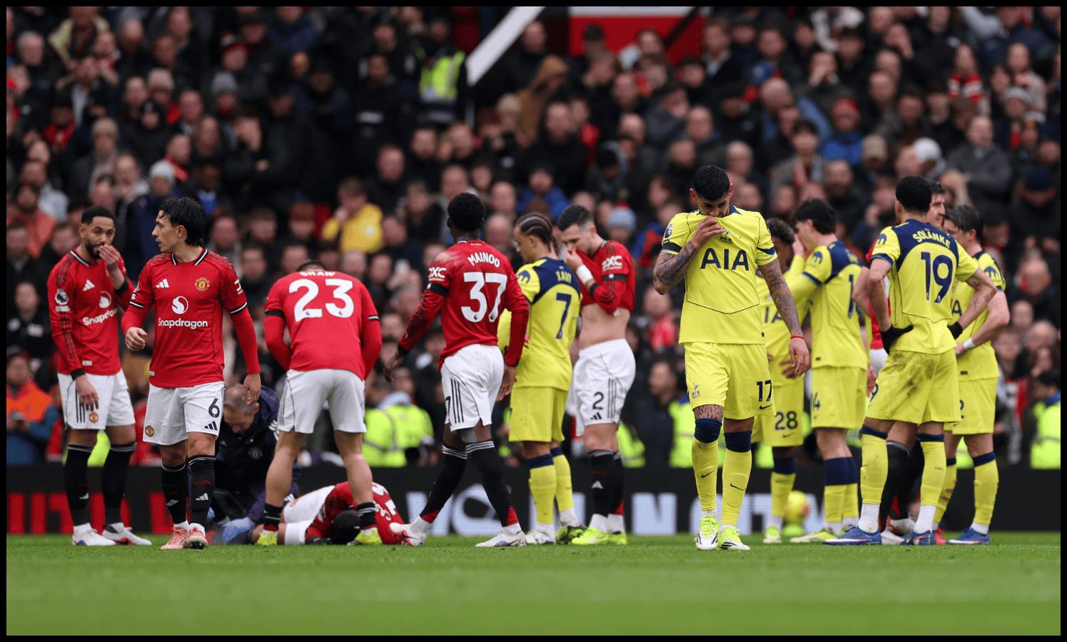 MANCHESTER, ENGLAND - FEBRUARY 07: Cristian Romero of Tottenham Hotspur looks dejected as he walks off the pitch after being shown a red card during the Premier League match between Manchester United and Tottenham Hotspur at Old Trafford on February 07, 2026 in Manchester, England. (Photo by Carl Recine/Getty Images)