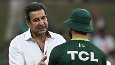 Wasim Akram in conversation with a Pakistani player (AFP)
