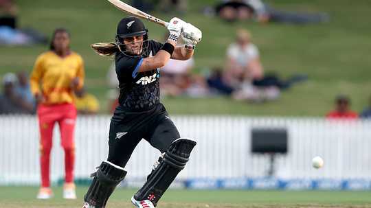 amelia-kerr-was-unstoppable-with-bat-and-ball-in-the-1st-t20i-in-hamilton