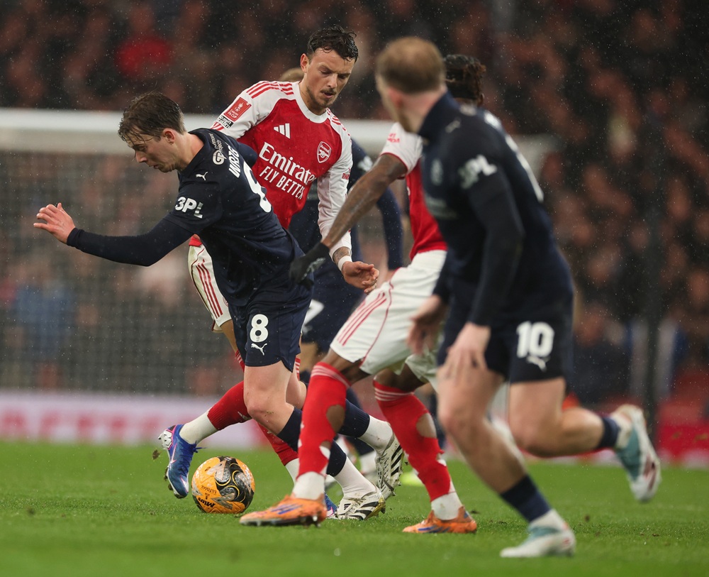 LONDON, ENGLAND: Ben White of Arsenal and Callum Wright of Wigan Athletic during the Emirates FA Cup Fourth Round match between Arsenal and Wigan Athletic on February 15, 2026. (Photo by Richard Pelham/Getty Images)