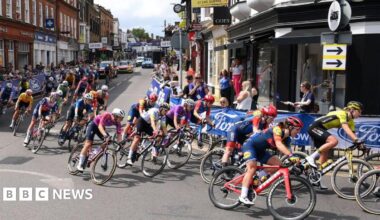 A general view of Jeanne Korevaar of The Netherlands and Team Liv AlUla Jayco, Femke Gerritse of The Netherlands and Team SD Worx-Protime, Eleonora Gasparrini of Italy and UAE Team.