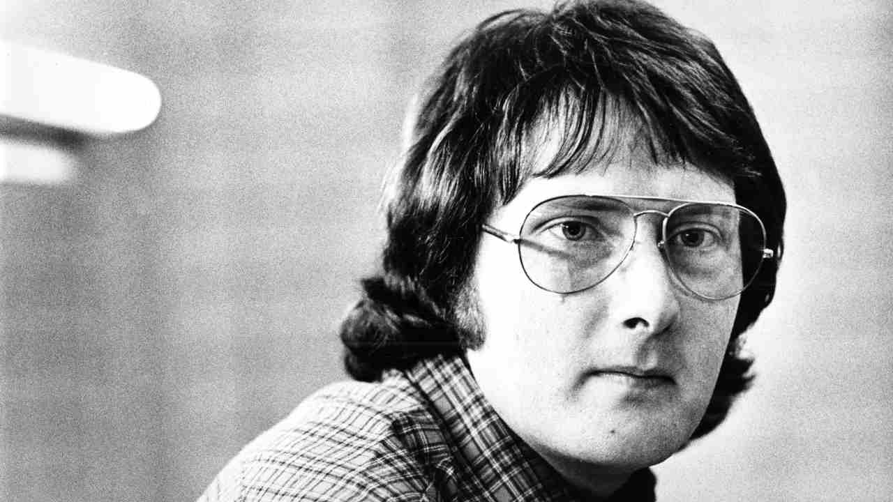 Gerry Rafferty posing for a photograph in the 1970s