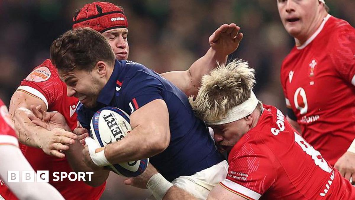 Antoine Dupont attacks the Wales defence