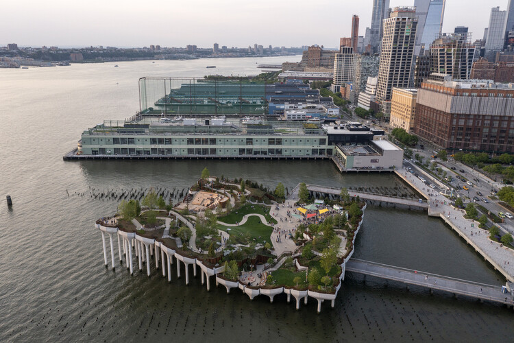 Building at the Edge: New York and Hong Kong’s Competing Waterfront Logics - Image 1 of 20