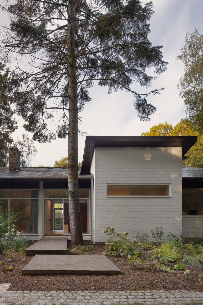 Entrance to Bungalow Sint-Martens-Latem by Decancq Vercruysse