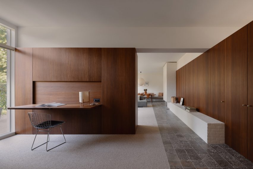 Fold-down desk in Bungalow Sint-Martens-Latem by Decancq Vercruysse