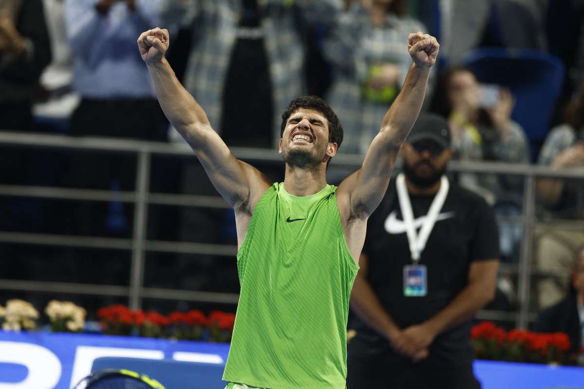 Alcaraz fights back from a set down to beat Khachanov and make the Doha semis