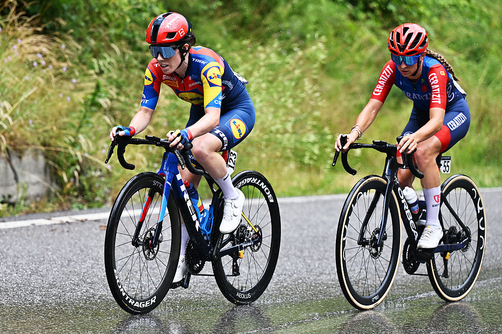 Giro d'Italia Women 2025: Henderson ahead of Dilyxine Miermont en route to victory on stage 2