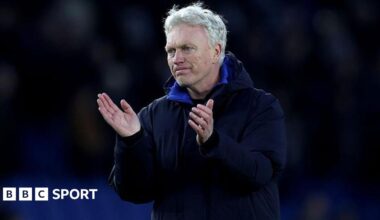 David Moyes, Manager of Everton, applauds the fans after the draw against Brighton
