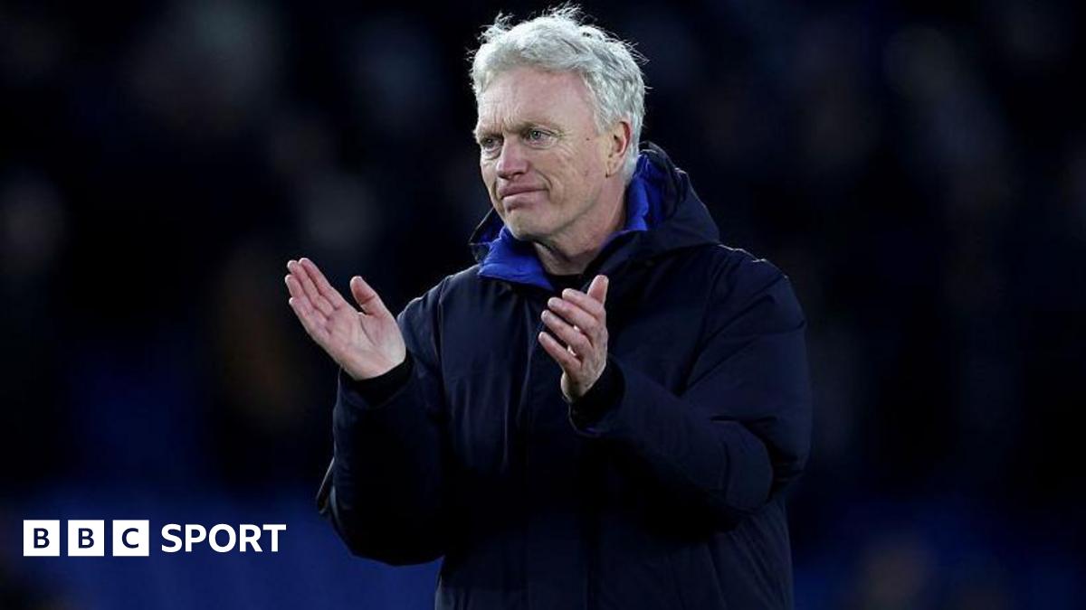 David Moyes, Manager of Everton, applauds the fans after the draw against Brighton