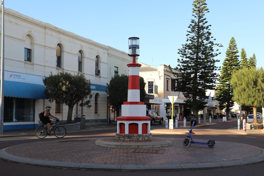 Sculpture of the lighthouse in the middle of a roundabout.