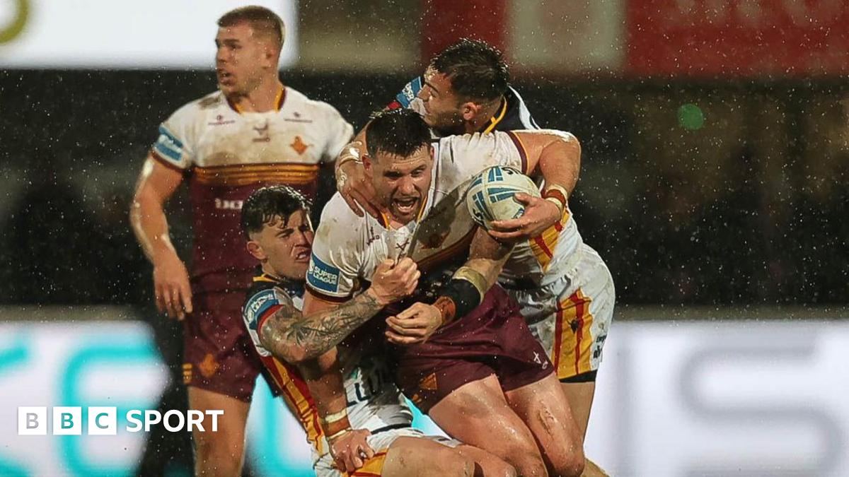 Catalans Dragons take on Huddersfield Giants