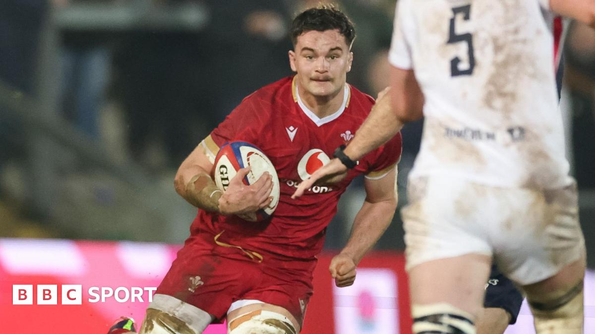 Deian Gwynne runs with the ball for Wales Under-20s against England
