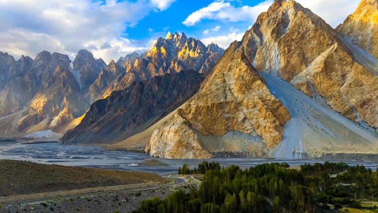 River flows through jagged mountains